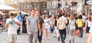 Jugendliche zu Fuß auf der Kärntner Straße in Wien