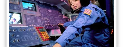 Jugendlicher sitzt am Cockpit eines Raumschiffs