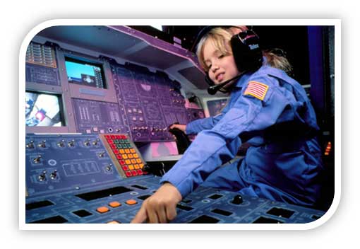 Jugendlicher sitzt am Cockpit eines Raumschiffs