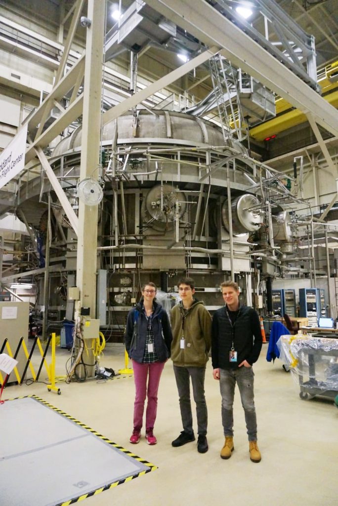 Andreas zu Besuch bei der NASA – im Hintergrund eine Vakuumkammer zum Testen von Satelliten(-Komponenten).